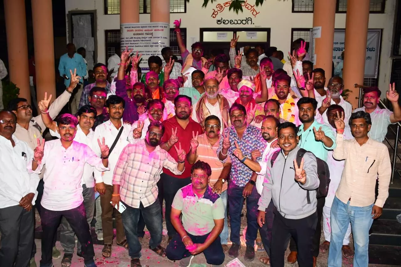 ಕಲಬುರಗಿ| ಪತ್ರಕರ್ತರ ಸಂಘದ ಚುನಾವಣೆ : 4ನೇ ಬಾರಿಗೆ ಜಿಲ್ಲಾಧ್ಯಕ್ಷರಾಗಿ ಆಯ್ಕೆಯಾದ ಬಾಬುರಾವ್ ಯಡ್ರಾಮಿ ಕಲಬುರಗಿ| ಪತ್ರಕರ್ತರ ಸಂಘದ ಚುನಾವಣೆ : 4ನೇ ಬಾರಿಗೆ ಜಿಲ್ಲಾಧ್ಯಕ್ಷರಾಗಿ ಆಯ್ಕೆಯಾದ ಬಾಬುರಾವ್ ಯಡ್ರಾಮಿ