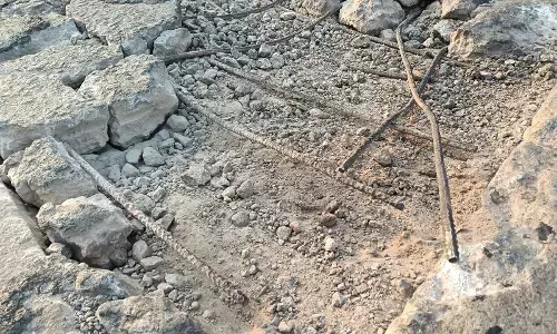 ಉಡುಪಿ: ಅಪಾಯ ಆಹ್ವಾನಿಸುತ್ತಿರುವ ಕಾಂಕ್ರೀಟ್ ರಸ್ತೆಯ ಕಂಬಿಗಳು!