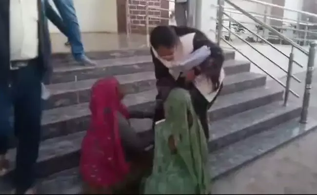 ತಹಸೀಲ್ದಾರರ ಕಾಲಿಗೆ ಬಿದ್ದು ನ್ಯಾಯಕ್ಕೆ ಮೊರೆ ಇಟ್ಟ ಆದಿವಾಸಿ ಮಹಿಳೆಯರು!