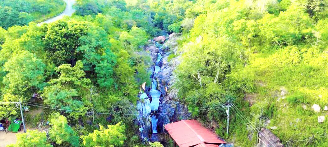 ಹಸಿರು ಗುಡ್ಡಗಳ ಮಧ್ಯ ಧುಮ್ಮಿಕುವ ಚಿಂತನಹಳ್ಳಿಯ ಜಲಪಾತ