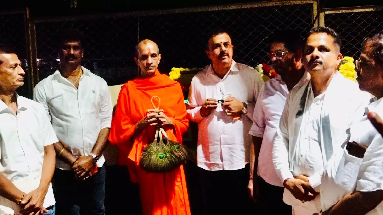 ಕಾರ್ಕಳ ಬಾಹುಬಲಿ ಬೆಟ್ಟಕ್ಕೆ ಎಂ.ಎನ್.ರಾಜೇಂದ್ರ ಕುಮಾರ್ ರಿಂದ ಶಾಶ್ವತ ದಾರಿದೀಪ ಅಳವಡಿಕೆ ಕಾರ್ಕಳ ಬಾಹುಬಲಿ ಬೆಟ್ಟಕ್ಕೆ ಎಂ.ಎನ್.ರಾಜೇಂದ್ರ ಕುಮಾರ್ ರಿಂದ ಶಾಶ್ವತ ದಾರಿದೀಪ ಅಳವಡಿಕೆ