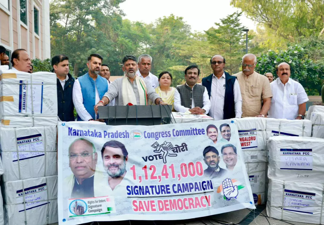 ‘ಮತಕಳ್ಳತನ ವಿರುದ್ಧ ಸಹಿ ಸಂಗ್ರಹ ಅಭಿಯಾನ’ | ರಾಜ್ಯದ 1.12 ಕೋಟಿ ಸಹಿಗಳನ್ನು ಎಐಸಿಸಿಗೆ ಹಸ್ತಾಂತರಿಸಿದ ಡಿ.ಕೆ.ಶಿವಕುಮಾರ್