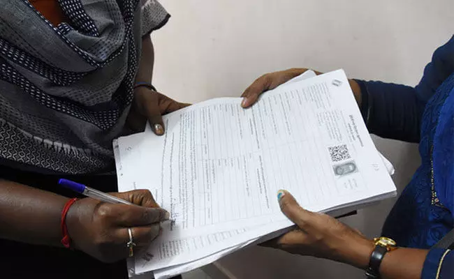 ಎಸ್‌ಐಆರ್ ಬಳಿಕ ಮತದಾರರ ಪಟ್ಟಿಯಿಂದ ಹೊರಗುಳಿಯುವ ಭೀತಿ; ಪಶ್ಚಿಮ ಬಂಗಾಳದಲ್ಲಿ ಕನಿಷ್ಠ 10 ಮಂದಿ ಮೃತ್ಯು