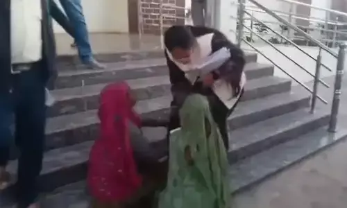 ತಹಸೀಲ್ದಾರರ ಕಾಲಿಗೆ ಬಿದ್ದು ನ್ಯಾಯಕ್ಕೆ ಮೊರೆ ಇಟ್ಟ ಆದಿವಾಸಿ ಮಹಿಳೆಯರು!