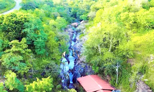 ಹಸಿರು ಗುಡ್ಡಗಳ ಮಧ್ಯ ಧುಮ್ಮಿಕುವ ಚಿಂತನಹಳ್ಳಿಯ ಜಲಪಾತ