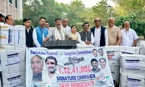 ‘ಮತಕಳ್ಳತನ ವಿರುದ್ಧ ಸಹಿ ಸಂಗ್ರಹ ಅಭಿಯಾನ’ | ರಾಜ್ಯದ 1.12 ಕೋಟಿ ಸಹಿಗಳನ್ನು ಎಐಸಿಸಿಗೆ ಹಸ್ತಾಂತರಿಸಿದ ಡಿ.ಕೆ.ಶಿವಕುಮಾರ್