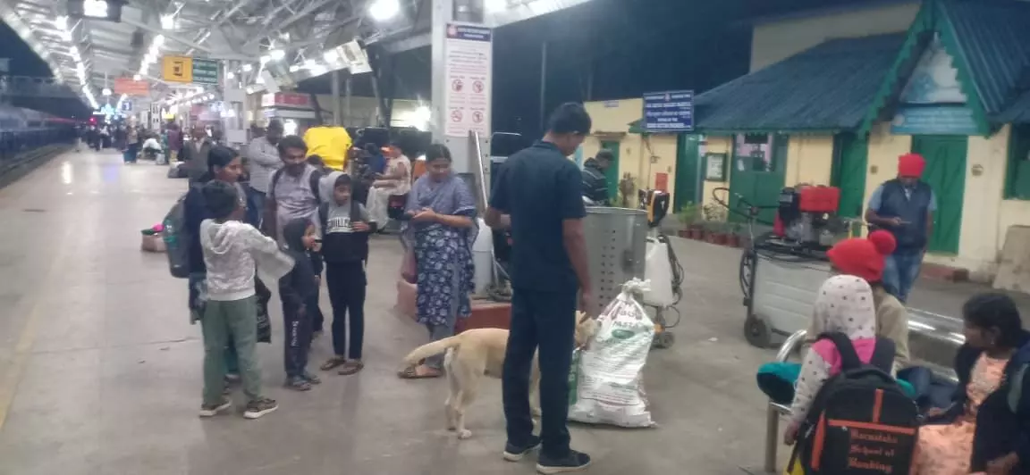 ಕೆಂಪುಕೋಟೆ ಬಳಿ ಸ್ಫೋಟ : ಶಿವಮೊಗ್ಗದಲ್ಲಿ ಕಟ್ಟೆಚ್ಚರ; ಬಸ್ ನಿಲ್ದಾಣ ಸೇರಿ ಹಲವೆಡೆ ತಪಾಸಣೆ ಕೆಂಪುಕೋಟೆ ಬಳಿ ಸ್ಫೋಟ : ಶಿವಮೊಗ್ಗದಲ್ಲಿ ಕಟ್ಟೆಚ್ಚರ; ಬಸ್ ನಿಲ್ದಾಣ ಸೇರಿ ಹಲವೆಡೆ ತಪಾಸಣೆ
