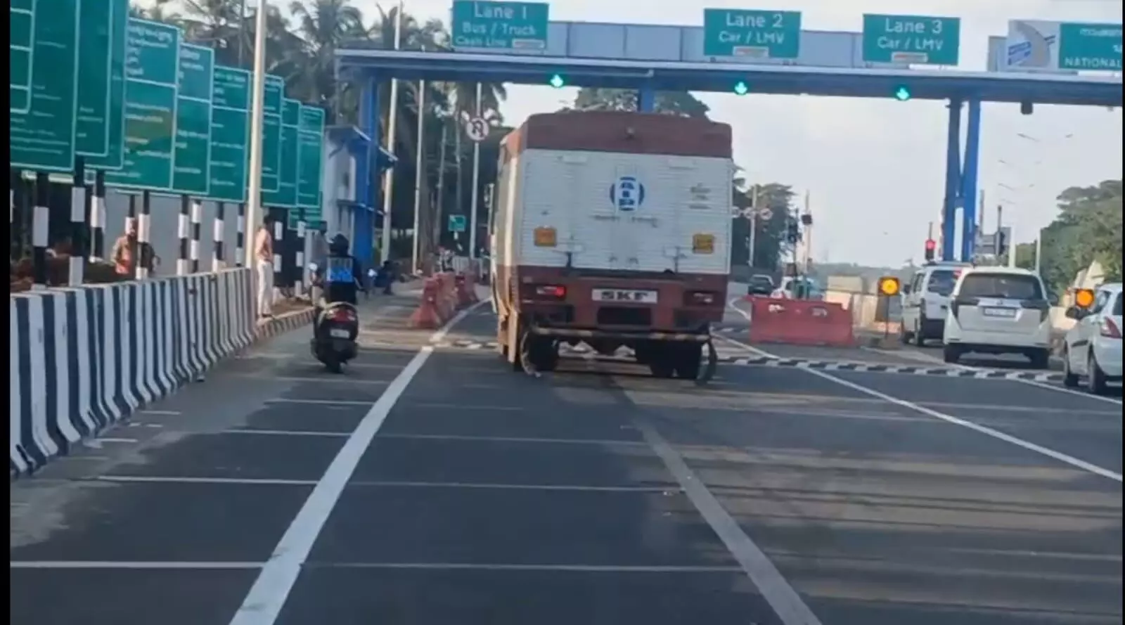 ಕಾಸರಗೋಡು–ಮಂಗಳೂರು ರಾಷ್ಟ್ರೀಯ ಹೆದ್ದಾರಿಯ ಕುಂಬಳೆ ಟೋಲ್ ಗೇಟ್ನಲ್ಲಿ ನ.12ರಿಂದ ಶುಲ್ಕ ವಸೂಲಿ ಕಾಸರಗೋಡು–ಮಂಗಳೂರು ರಾಷ್ಟ್ರೀಯ ಹೆದ್ದಾರಿಯ ಕುಂಬಳೆ ಟೋಲ್ ಗೇಟ್ನಲ್ಲಿ ನ.12ರಿಂದ ಶುಲ್ಕ ವಸೂಲಿ