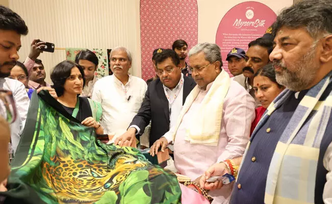 ಕೆಂಪೇಗೌಡ ವಿಮಾನ ನಿಲ್ದಾಣದಲ್ಲಿ ಆಕರ್ಷಕ ʼಕಲಾಲೋಕ ಮಳಿಗೆಗೆʼ ಮುಖ್ಯಮಂತ್ರಿ ಸಿದ್ದರಾಮಯ್ಯ ಚಾಲನೆ