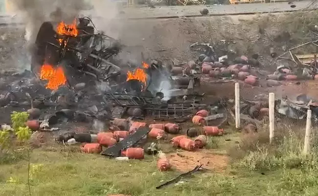 ತಮಿಳುನಾಡು | ಹೆದ್ದಾರಿಯಲ್ಲಿ ಟ್ರಕ್ ಪಲ್ಟಿ: 80 ಎಲ್ಪಿಜಿ ಸಿಲಿಂಡರ್ ಗಳ ಸ್ಫೋಟ!