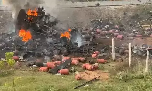 ತಮಿಳುನಾಡು | ಹೆದ್ದಾರಿಯಲ್ಲಿ ಟ್ರಕ್ ಪಲ್ಟಿ: 80 ಎಲ್ಪಿಜಿ ಸಿಲಿಂಡರ್ ಗಳ ಸ್ಫೋಟ!