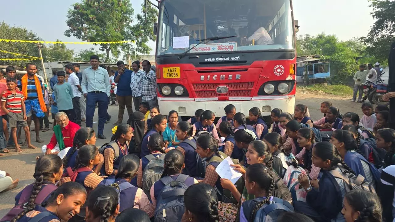 ಕೊಪ್ಪಳ | ಬಸ್ ನಿಲ್ಲಿಸದ ಚಾಲಕರ ವಿರುದ್ಧ ವಿದ್ಯಾರ್ಥಿಗಳಿಂದ ಪ್ರತಿಭಟನೆ