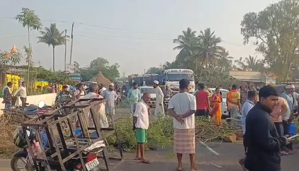ಕಬ್ಬಿಗೆ ಬೆಲೆ ನಿಗದಿ ವಿಚಾರ : ಮುಧೋಳ, ಜಮಖಂಡಿ ರಸ್ತೆ ಬಂದ್ ಮಾಡಿ ರೈತರಿಂದ ಪ್ರತಿಭಟನೆ