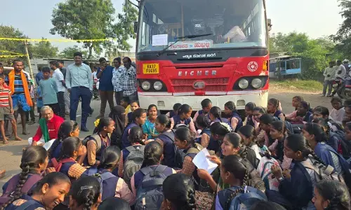 ಕೊಪ್ಪಳ | ಬಸ್ ನಿಲ್ಲಿಸದ ಚಾಲಕರ ವಿರುದ್ಧ ವಿದ್ಯಾರ್ಥಿಗಳಿಂದ ಪ್ರತಿಭಟನೆ