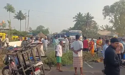 ಕಬ್ಬಿಗೆ ಬೆಲೆ ನಿಗದಿ ವಿಚಾರ : ಮುಧೋಳ, ಜಮಖಂಡಿ ರಸ್ತೆ ಬಂದ್ ಮಾಡಿ ರೈತರಿಂದ ಪ್ರತಿಭಟನೆ