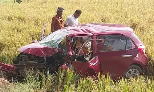 ಕನಕಗಿರಿ | ಮರಕ್ಕೆ ಕಾರು ಢಿಕ್ಕಿ : ಮಹಿಳೆ ಮೃತ್ಯು