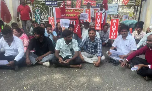 ಮೈಸೂರು ವಿವಿಯಲ್ಲಿ ಕರ್ತವ್ಯ ನಿರತ ಭದ್ರತಾ ಸಿಬ್ಬಂದಿ ಸಾವು; ಕೆಲಸದ ಒತ್ತಡ ಕಾರಣ ಎಂದು ಆರೋಪಿಸಿ ಎಐಯುಟಿಯುಸಿ ಪ್ರತಿಭಟನೆ