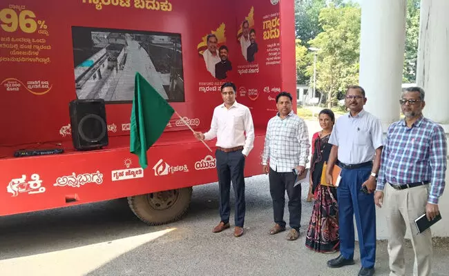 ಯಾದಗಿರಿ | ಪಂಚ ಗ್ಯಾರಂಟಿ ಯೋಜನೆಗಳ ಜಾಗೃತಿಯ ಸಂಚಾರಿ ವಾಹನಕ್ಕೆ ಜಿಲ್ಲಾಧಿಕಾರಿಗಳಿಂದ ಚಾಲನೆ