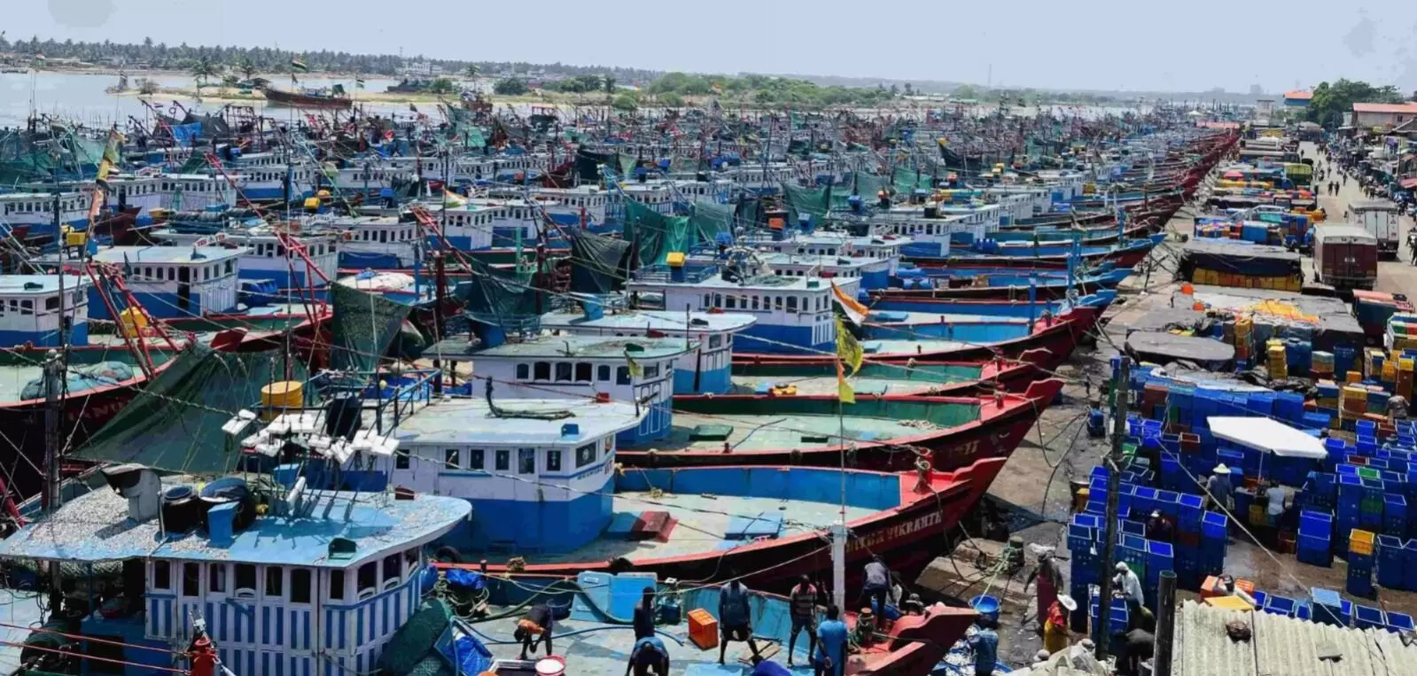 ‘ಪ್ರಧಾನಮಂತ್ರಿ ಮತ್ಸ್ಯ ಸಂಪದ ಯೋಜನೆ’ | 12,003 ಮೀನುಗಾರಿಕಾ ದೋಣಿಗಳಿಗೆ ದ್ವಿಮುಖ ಸಂಪರ್ಕ ಸಾಧನ ಅಳವಡಿಕೆ : ಸಂಪುಟ ನಿರ್ಧಾರ