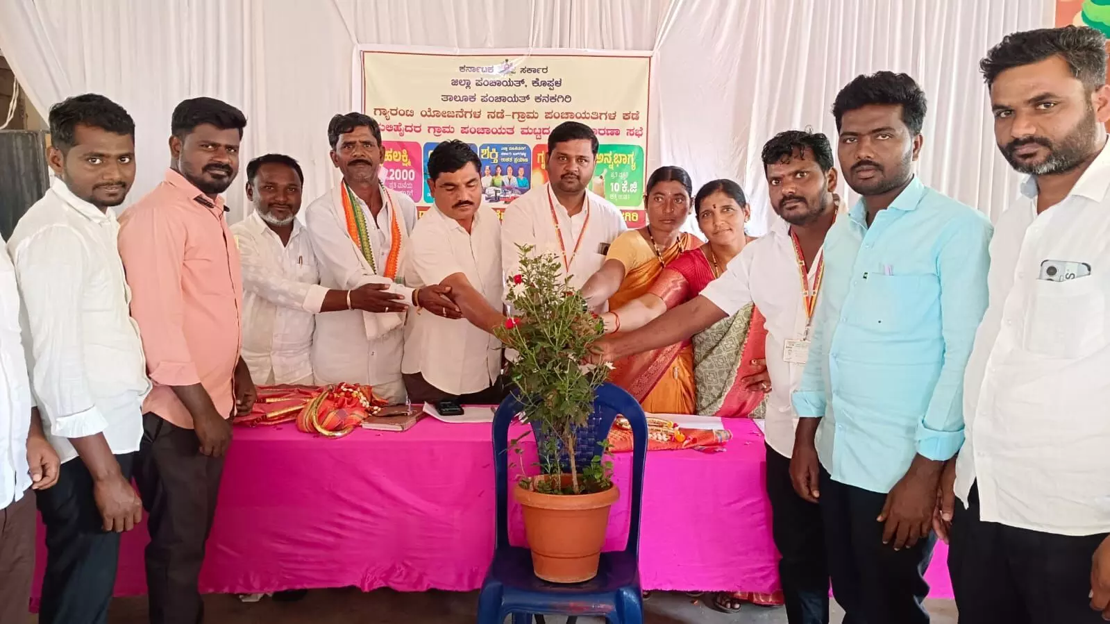 ಕನಕಗಿರಿ | ಗ್ಯಾರಂಟಿ ಯೋಜನೆಗಳನ್ನು ಮನೆ ಮನೆಗೆ ತಲುಪಿಸುವ ಕೆಲಸ ಆಗಬೇಕು : ಹಝರತ್ ಹುಸೇನ್