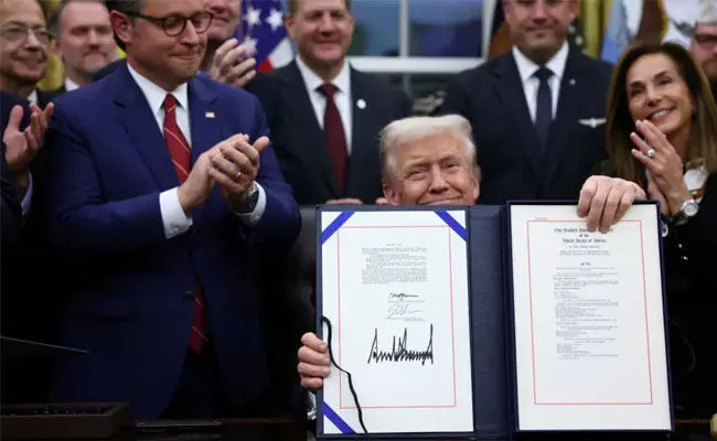 ಅಮೆರಿಕಾ ಸರಕಾರದ ಕಾರ್ಯಸ್ಥಗಿತ ಕೊನೆಗೊಳಿಸುವ ಒಪ್ಪಂದಕ್ಕೆ ಟ್ರಂಪ್ ಸಹಿ