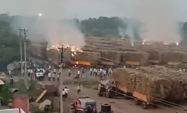 ಟ್ರ್ಯಾಕ್ಟರ್‌ಗಳಿಗೆ ಬೆಂಕಿ ಹಚ್ಚಿ ಆಕ್ರೋಶ | ಬಾಗಲಕೋಟೆ ಜಿಲ್ಲೆಯ 3 ತಾಲ್ಲೂಕುಗಳಲ್ಲಿ ನಿಷೇಧಾಜ್ಞೆ