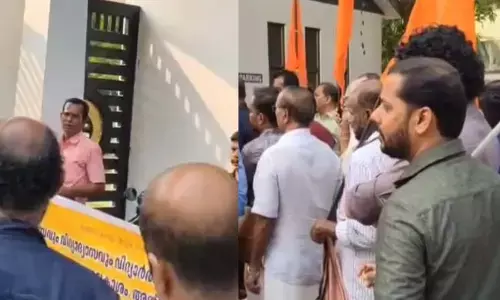 ಕೇರಳ| ಶಬರಿಮಲೆ ವೃತಾಚರಣೆಯ ಕಪ್ಪು ಬಟ್ಟೆ ಧರಿಸಿ ಶಾಲೆಗೆ ಬರುವುದಕ್ಕೆ ವಿರೋಧ: ಗುರುವಾಯೂರಿನ ಶಾಲೆಯ ಮುಂದೆ ಪ್ರತಿಭಟನೆ