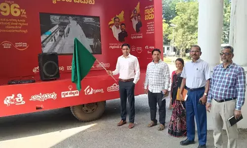 ಯಾದಗಿರಿ | ಪಂಚ ಗ್ಯಾರಂಟಿ ಯೋಜನೆಗಳ ಜಾಗೃತಿಯ ಸಂಚಾರಿ ವಾಹನಕ್ಕೆ ಜಿಲ್ಲಾಧಿಕಾರಿಗಳಿಂದ ಚಾಲನೆ