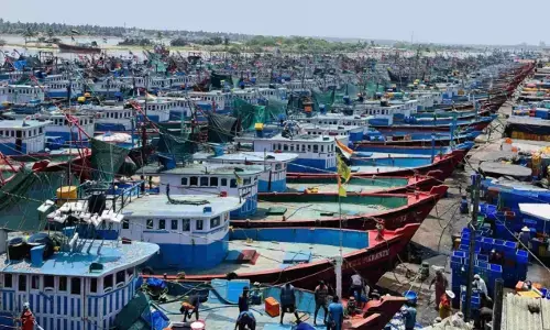 ‘ಪ್ರಧಾನಮಂತ್ರಿ ಮತ್ಸ್ಯ ಸಂಪದ ಯೋಜನೆ’ | 12,003 ಮೀನುಗಾರಿಕಾ ದೋಣಿಗಳಿಗೆ ದ್ವಿಮುಖ ಸಂಪರ್ಕ ಸಾಧನ ಅಳವಡಿಕೆ : ಸಂಪುಟ ನಿರ್ಧಾರ