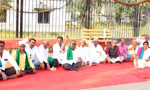 ಬೀದರ್ | ಡಿಸಿ ಜೊತೆ ರೈತರ ಸಭೆ ವಿಫಲ, ಪ್ರತಿ ಟನ್ ಕಬ್ಬಿಗೆ 3,100 ರೂ. ನಿಗದಿಗೆ ಒತ್ತಾಯಿಸಿ ರೈತರಿಂದ ಪ್ರತಿಭಟನೆ