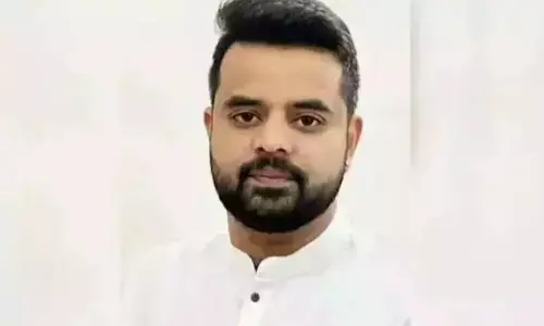 ಅತ್ಯಾಚಾರ ಪ್ರಕರಣ | ಪ್ರಾಸಿಕ್ಯೂಷನ್ ಸಾಕ್ಷಿಗಳ ನಡುವೆ ಹೊಂದಾಣಿಕೆ ಇಲ್ಲ; ಹೈಕೋರ್ಟ್‌ನಲ್ಲಿ ಪ್ರಜ್ವಲ್ ಪರ ವಕೀಲರ ವಾದ