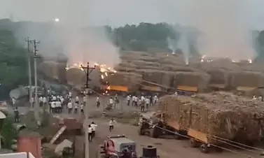 ಟ್ರ್ಯಾಕ್ಟರ್‌ಗಳಿಗೆ ಬೆಂಕಿ ಹಚ್ಚಿ ಆಕ್ರೋಶ | ಬಾಗಲಕೋಟೆ ಜಿಲ್ಲೆಯ 3 ತಾಲ್ಲೂಕುಗಳಲ್ಲಿ ನಿಷೇಧಾಜ್ಞೆ