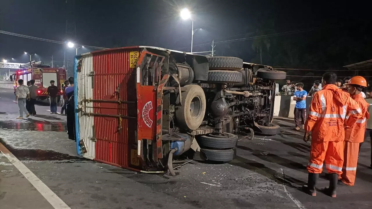 ಕಾಸರಗೋಡು | ಚಾಲಕನ ನಿಯಂತ್ರಣ ತಪ್ಪಿ ಮೀನು ಸಾಗಾಟದ ಲಾರಿ ಪಲ್ಟಿ ಕಾಸರಗೋಡು | ಚಾಲಕನ ನಿಯಂತ್ರಣ ತಪ್ಪಿ ಮೀನು ಸಾಗಾಟದ ಲಾರಿ ಪಲ್ಟಿ