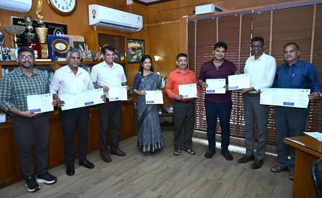 ಮಂಗಳೂರು ವಿವಿಯಲ್ಲಿ ʼಸ್ವಾಸ್ಥ್ಯ ಸಂಪದ-2025ʼ : ರಾಷ್ಟ್ರೀಯ ವಿಚಾರಸಂಕಿರಣದ ಮಾಹಿತಿ ಪತ್ರ ಬಿಡುಗಡೆ ಮಂಗಳೂರು ವಿವಿಯಲ್ಲಿ ʼಸ್ವಾಸ್ಥ್ಯ ಸಂಪದ-2025ʼ : ರಾಷ್ಟ್ರೀಯ ವಿಚಾರಸಂಕಿರಣದ ಮಾಹಿತಿ ಪತ್ರ ಬಿಡುಗಡೆ