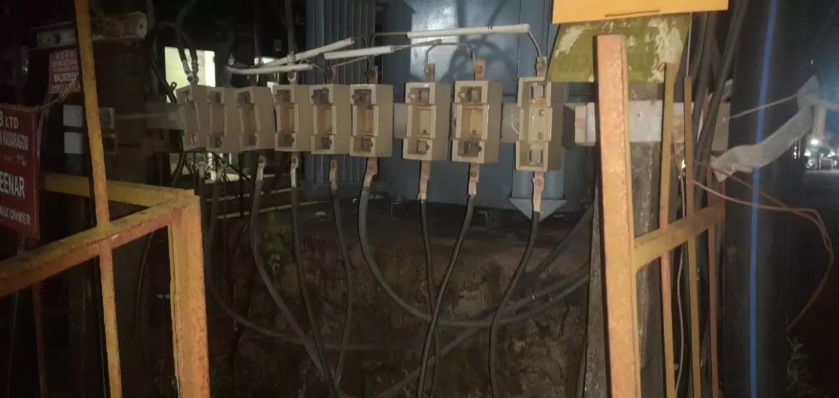 ಕಾಸರಗೋಡು | ಮನೆಯ ಕರೆಂಟ್ ತೆಗೆದದ್ದಕ್ಕೆ ಊರಿಗೆ ವಿದ್ಯುತ್ ಸಂಪರ್ಕ ಇಲ್ಲದಂತೆ ಮಾಡಿದ ವ್ಯಕ್ತಿ!