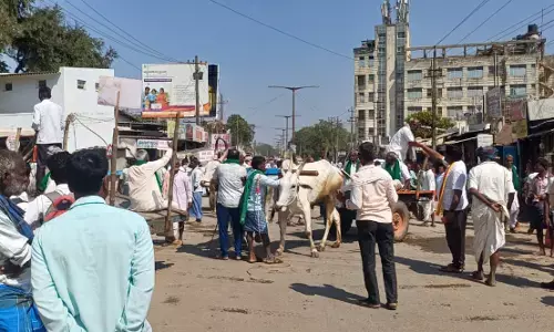 ಗದಗದಲ್ಲಿ ರೈತರಿಂದ ಅಹೋರಾತ್ರಿ ಧರಣಿ; ಗೋವಿನ ಜೋಳ ಖರೀದಿ ಕೇಂದ್ರ ಆರಂಭಿಸಲು ಒತ್ತಾಯ