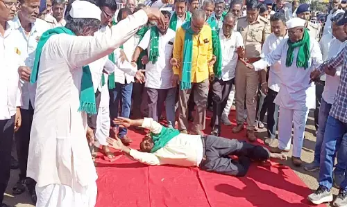 ಬೀದರ್ | ಕಬ್ಬು ಬೆಲೆ ನಿಗದಿಗೆ ಆಗ್ರಹಿಸಿ ರೈತನಿಂದ ಉರುಳು ಸೇವೆ