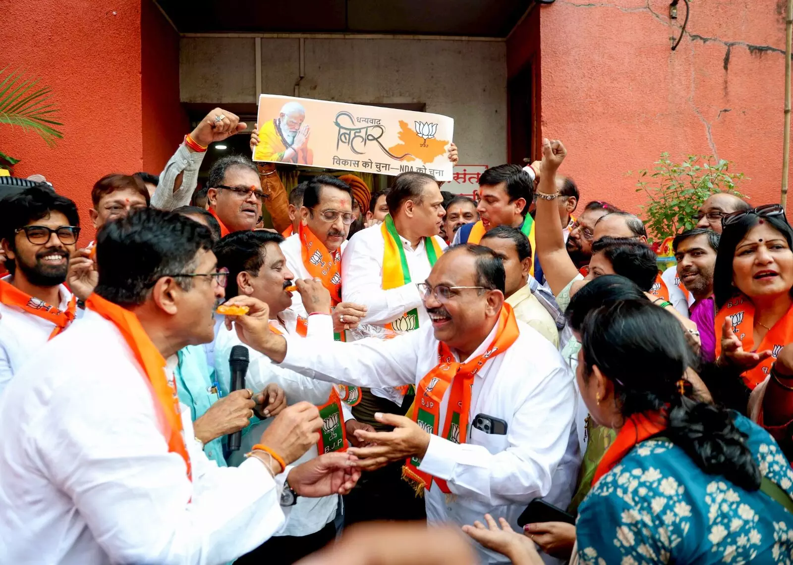 ಬಿಹಾರದಲ್ಲಿ ಎನ್​ಡಿಎಗೆ ಐತಿಹಾಸಿಕ ಗೆಲುವು; ಚಿತ್ರಗಳಲ್ಲಿ ನೋಡಿ