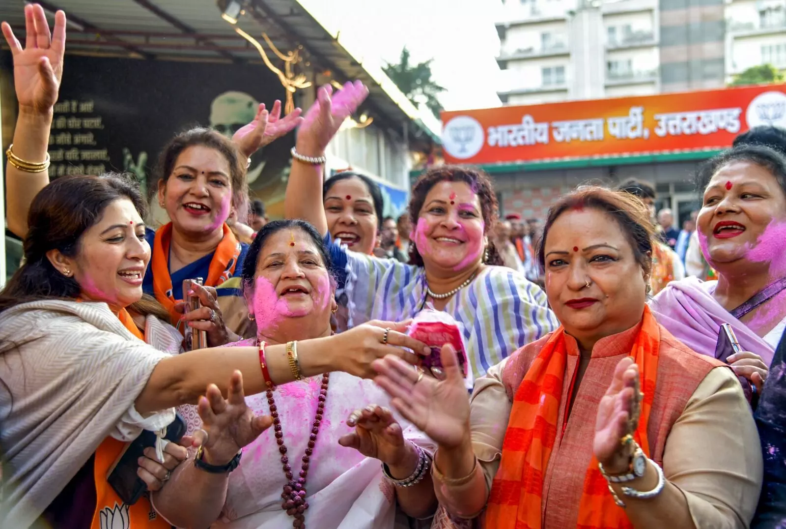 ಬಿಹಾರದಲ್ಲಿ ಎನ್​ಡಿಎಗೆ ಐತಿಹಾಸಿಕ ಗೆಲುವು; ಚಿತ್ರಗಳಲ್ಲಿ ನೋಡಿ