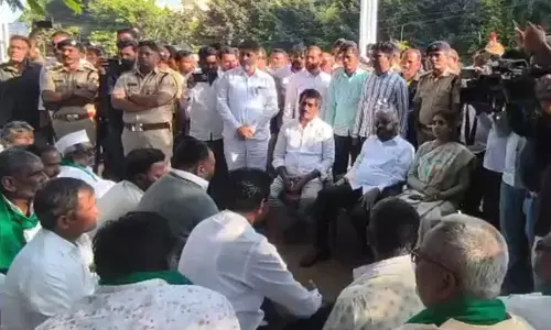 ಬೀದರ್ | ಕಬ್ಬಿಗೆ ಬೆಲೆ ನಿಗದಿ ವಿಚಾರ : ಪ್ರತಿಭಟನಾ ಸ್ಥಳಕ್ಕೆ ಸಚಿವರ ಭೇಟಿ