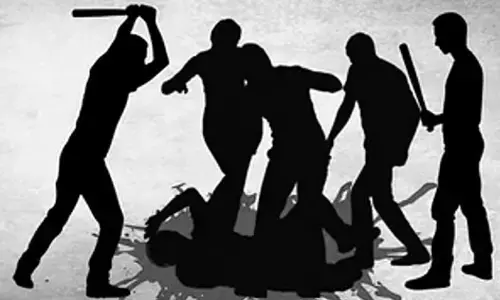 ಮಧ್ಯಪ್ರದೇಶ | ಕ್ಷುಲ್ಲಕ ಕಾರಣಕ್ಕೆ ದಲಿತ ತಂದೆ, ಮಗನಿಗೆ ಥಳಿಸಿದ ಗುಂಪು