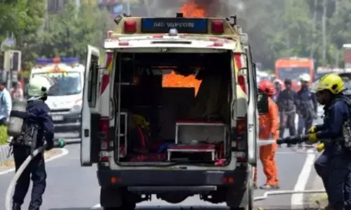 ಗುಜರಾತ್ | ಆಂಬ್ಯುಲೆನ್ಸ್‌ನಲ್ಲಿ ಅಗ್ನಿ ಅವಘಡ : ನವಜಾತ ಶಿಶು, ವೈದ್ಯ ಸೇರಿ ನಾಲ್ವರು ಮೃತ್ಯು