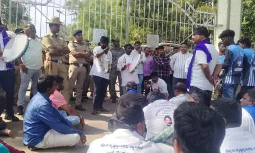 Shivamogga | ಕುವೆಂಪು ವಿವಿಯಲ್ಲಿ ‘ಭಗವದ್ಗೀತೆ ಮತ್ತು ಅಪರಾಧ ನಿಯಂತ್ರಣ’ ವಿಚಾರ ಸಂಕಿರಣ; ಡಿಎಸ್‌ಎಸ್‌ನಿಂದ ತಮಟೆ ಚಳವಳಿ