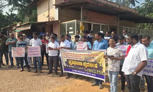 ಕಾನ | ಚತುಷ್ಪಥ ರಸ್ತೆ ಕಾಮಗಾರಿ ಶೀಘ್ರ ಪೂರ್ಣಗೊಳಿಸಲು ಆಗ್ರಹಿಸಿ ಧರಣಿ