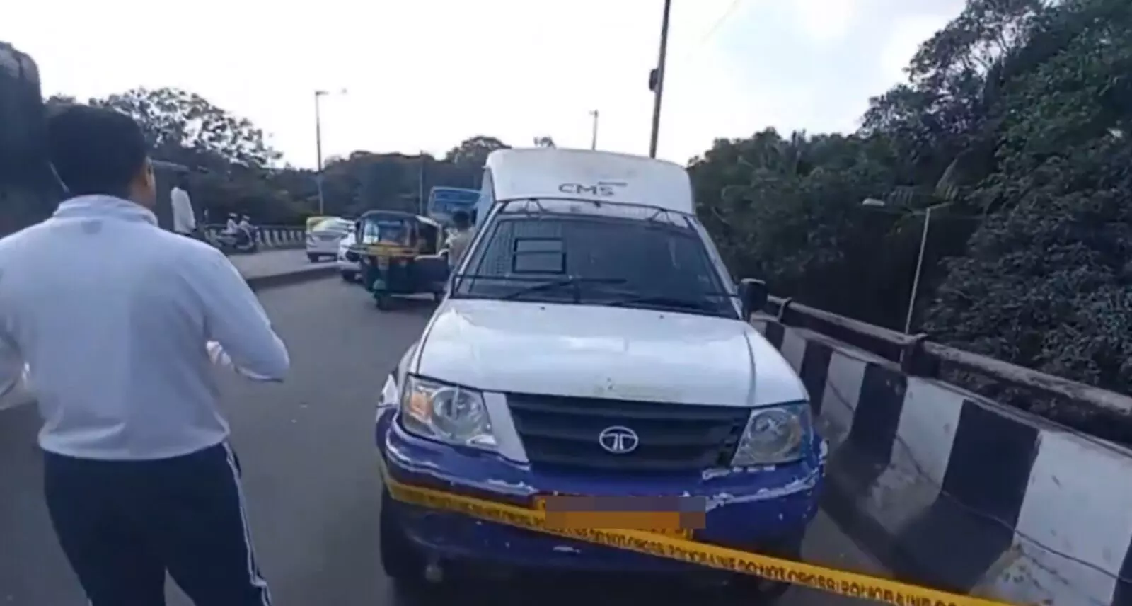 Bengaluru | ಹಾಡಹಗಲೇ ಎಟಿಎಂಗೆ ಹಣ ತುಂಬುವ ವಾಹನ ತಡೆದು 7.11 ಕೋಟಿ ರೂ. ದರೋಡೆ! Bengaluru | ಹಾಡಹಗಲೇ ಎಟಿಎಂಗೆ ಹಣ ತುಂಬುವ ವಾಹನ ತಡೆದು 7.11 ಕೋಟಿ ರೂ. ದರೋಡೆ!