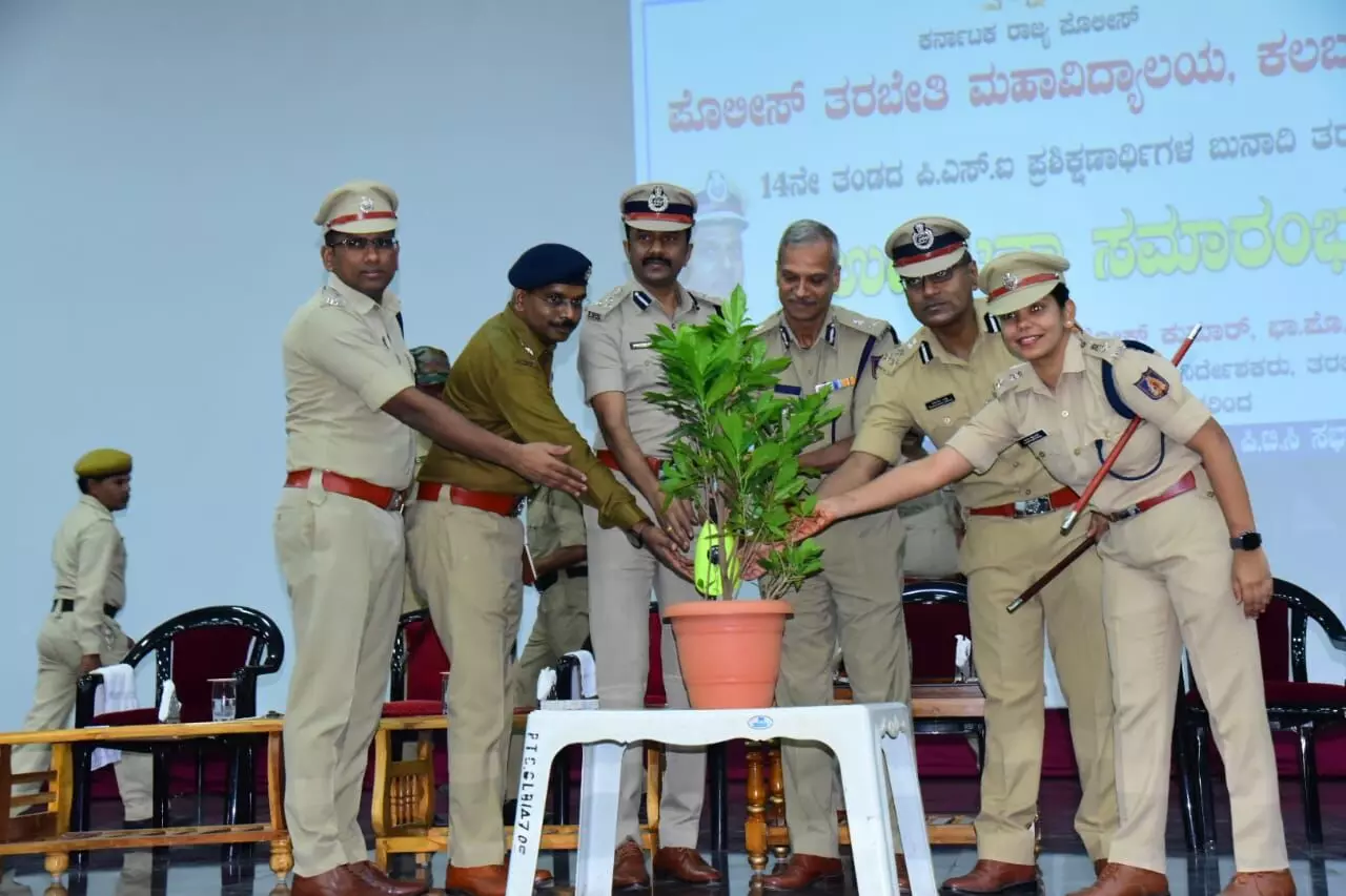 ಕಲಬುರಗಿ | ಪೊಲೀಸರು ಮಾನವೀಯತೆಯಿಂದ ನಡೆದುಕೊಂಡಲ್ಲಿ ಮಾತ್ರ ಜನಸ್ನೇಹಿ ಪೊಲೀಸ್ ವ್ಯವಸ್ಥೆ ಜಾರಿ ಸಾಧ್ಯ : ಅಲೋಕ್ ಕುಮಾರ್ ಕಲಬುರಗಿ | ಪೊಲೀಸರು ಮಾನವೀಯತೆಯಿಂದ ನಡೆದುಕೊಂಡಲ್ಲಿ ಮಾತ್ರ ಜನಸ್ನೇಹಿ ಪೊಲೀಸ್ ವ್ಯವಸ್ಥೆ ಜಾರಿ ಸಾಧ್ಯ : ಅಲೋಕ್ ಕುಮಾರ್