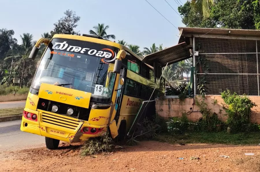 ಹಿರಿಯಡ್ಕ | ಚರಂಡಿಗೆ ಬಿದ್ದ ಬಸ್: ಹೊಟೇಲ್ ಜಖಂ ಹಿರಿಯಡ್ಕ | ಚರಂಡಿಗೆ ಬಿದ್ದ ಬಸ್: ಹೊಟೇಲ್ ಜಖಂ