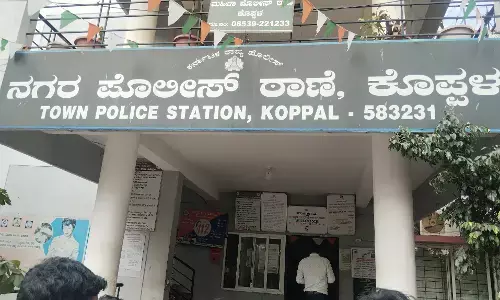 Koppala | ಕೋರ್ಟ್ ಆವರಣದಲ್ಲೇ ಪತ್ನಿಗೆ ಪೆಟ್ರೋಲ್ ಸುರಿದು ಬೆಂಕಿ ಹಚ್ಚಲು ಯತ್ನ : ಪತಿಯ ಬಂಧನ