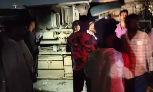 ಶಿವಮೊಗ್ಗ | ಹಸುವಿಗೆ ಢಿಕ್ಕಿಯಾಗುವುದನ್ನು ತಪ್ಪಿಸಲು ಹೋಗಿ ಮಿನಿ ಬಸ್‌ ಪಲ್ಟಿ;  ಪ್ರವಾಸಿಗರು ಅಪಾಯದಿಂದ ಪಾರು