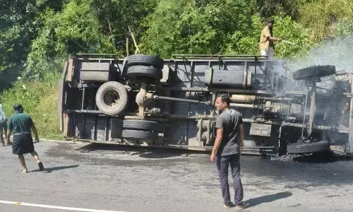 Sullia: ದೇವರಕೊಲ್ಲಿ ಬಳಿ ಲಾರಿ ಪಲ್ಟಿ